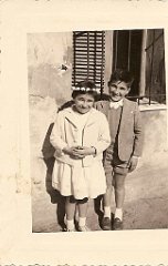 FRANCINE ET FRANCOIS DEVANT LA MAISON POUR LA PREMIERE COMMUNION